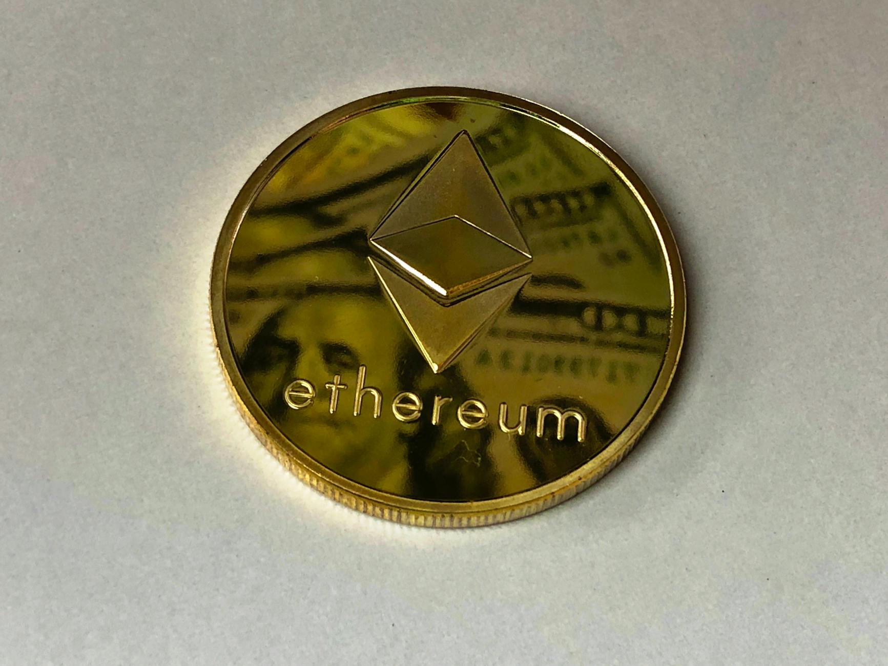 Ornement Ethereum rond de couleur or