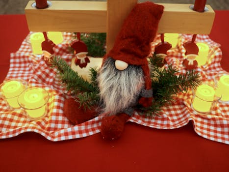 舒适的圣诞餐桌上摆放着蜡烛和圣诞老人侏儒，营造出温暖的节日氛围