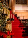 教堂内部装饰着圣诞树、红地毯和蜡烛，优雅地营造出节日气氛