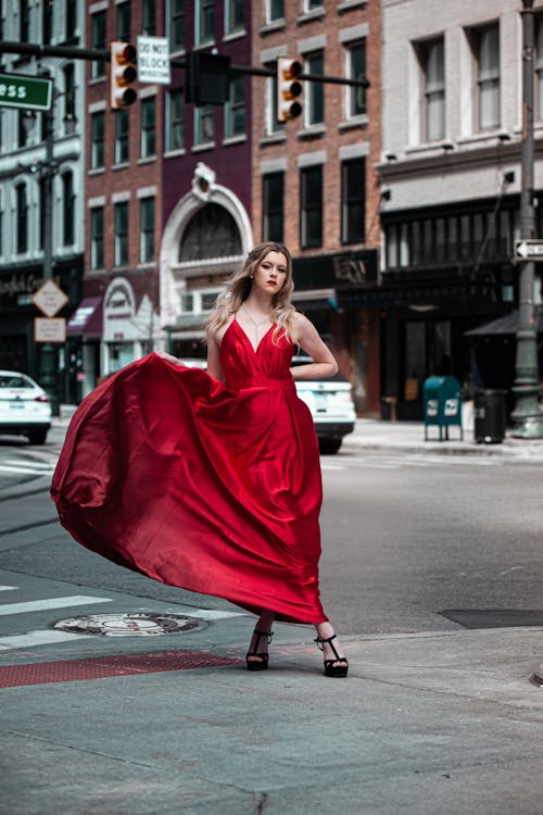 Základová fotografie zdarma na téma auta, červené šaty, fashion modelka