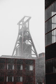 大雪飘落在埃森历史悠久的佐尔维林煤矿，勾勒出工业建筑的单色景象