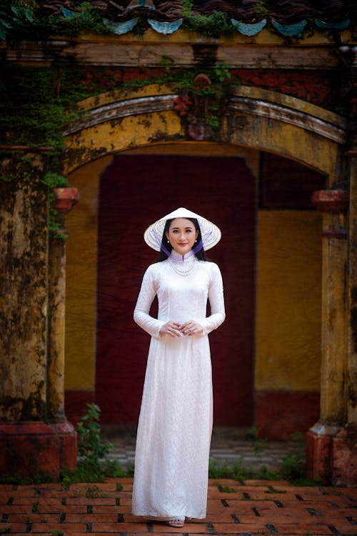Darmowe zdjęcie z galerii z autentyczny, azjatka, biała sukienka