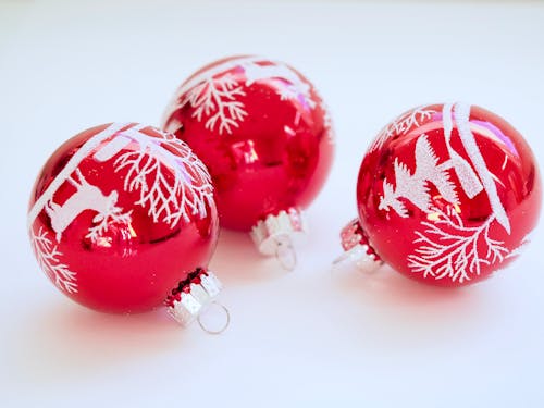 三個白色和紅色聖誕樹印刷的小玩意