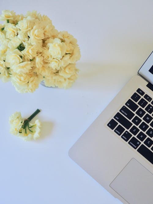 Foto Van Geel Bloemboeket En Witte En Zwarte Laptopcomputer