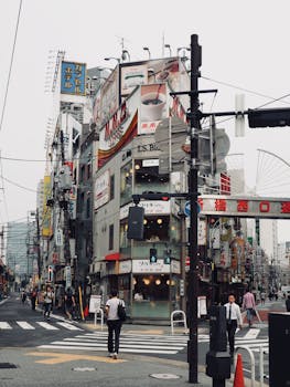 在东京充满活力的街角，行人、标牌和建筑物共同展现了城市生活