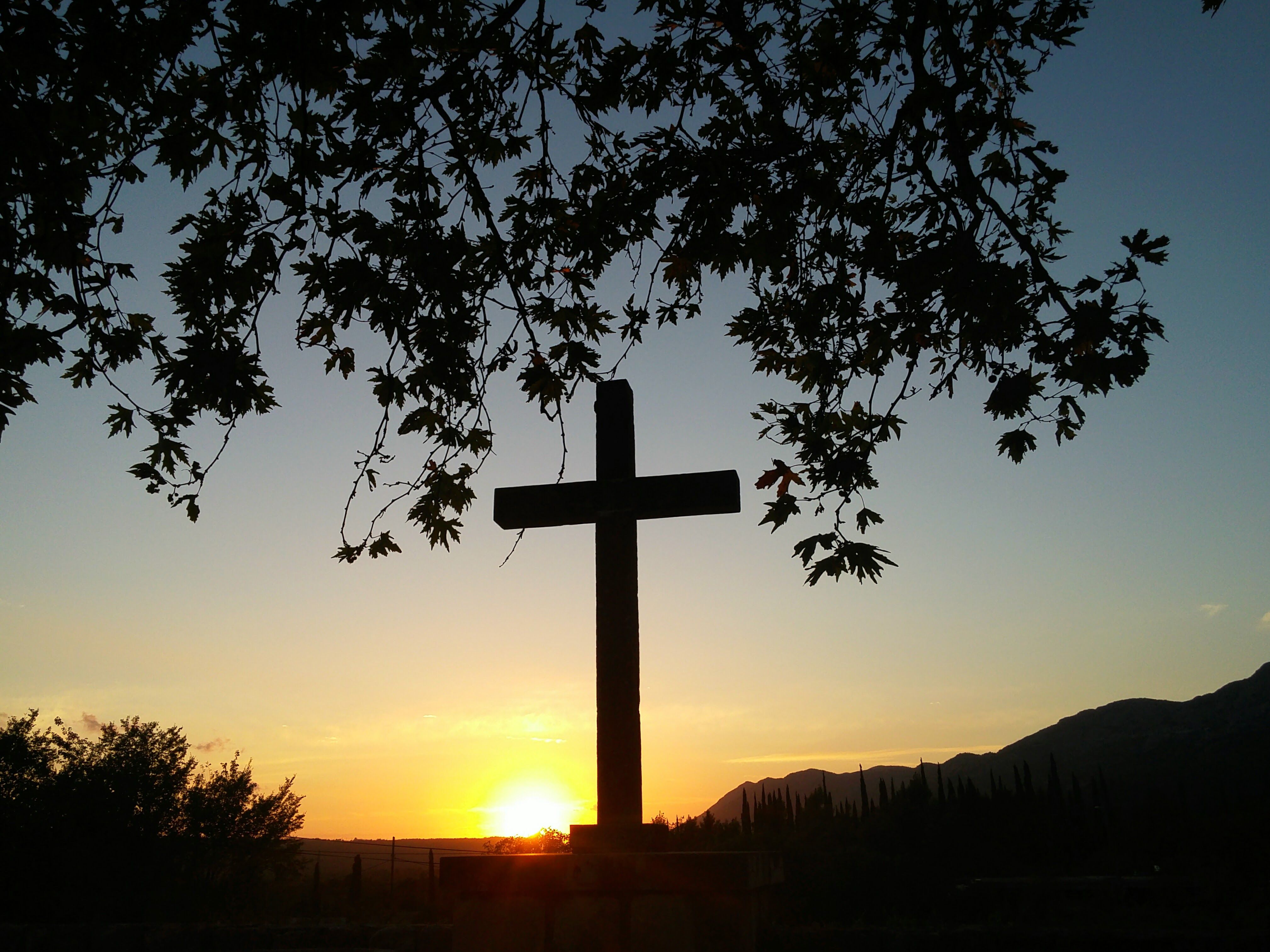 kostenloses-foto-zum-thema-kreuz-sonnenuntergang
