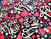 这款充满活力的爱情主题壁纸，饰有心形、星星和时尚字体