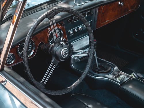 Безкоштовне стокове фото на тему «внутрішній, класичний автомобіль, рульове колесо»