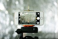 使用三脚架上的智能手机特写镜头，在户外场景中捕捉画面，非常适合技术主题