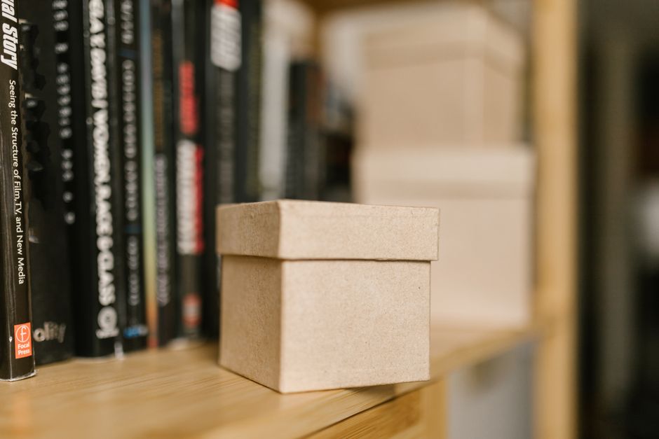 Detailansicht von Regalfächern mit Boxen und Büchern für ruhigen Blickschutz und saubere Ordnung