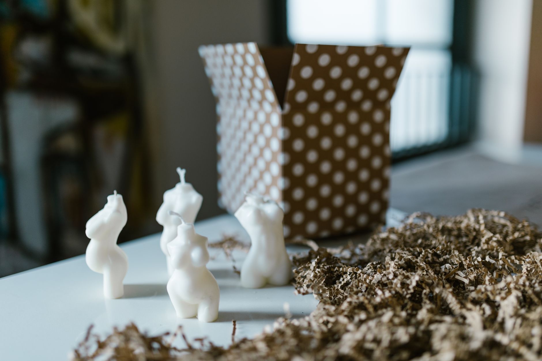 手作人上網賣作品:三步驟打通曝光與下單的賺錢指南 Beautiful candles shaped as female forms in polka dot packaging, ideal for small business crafts.