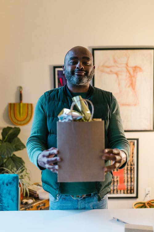 Foto profissional grátis de bolsa de compras, dentro de casa, embrulho