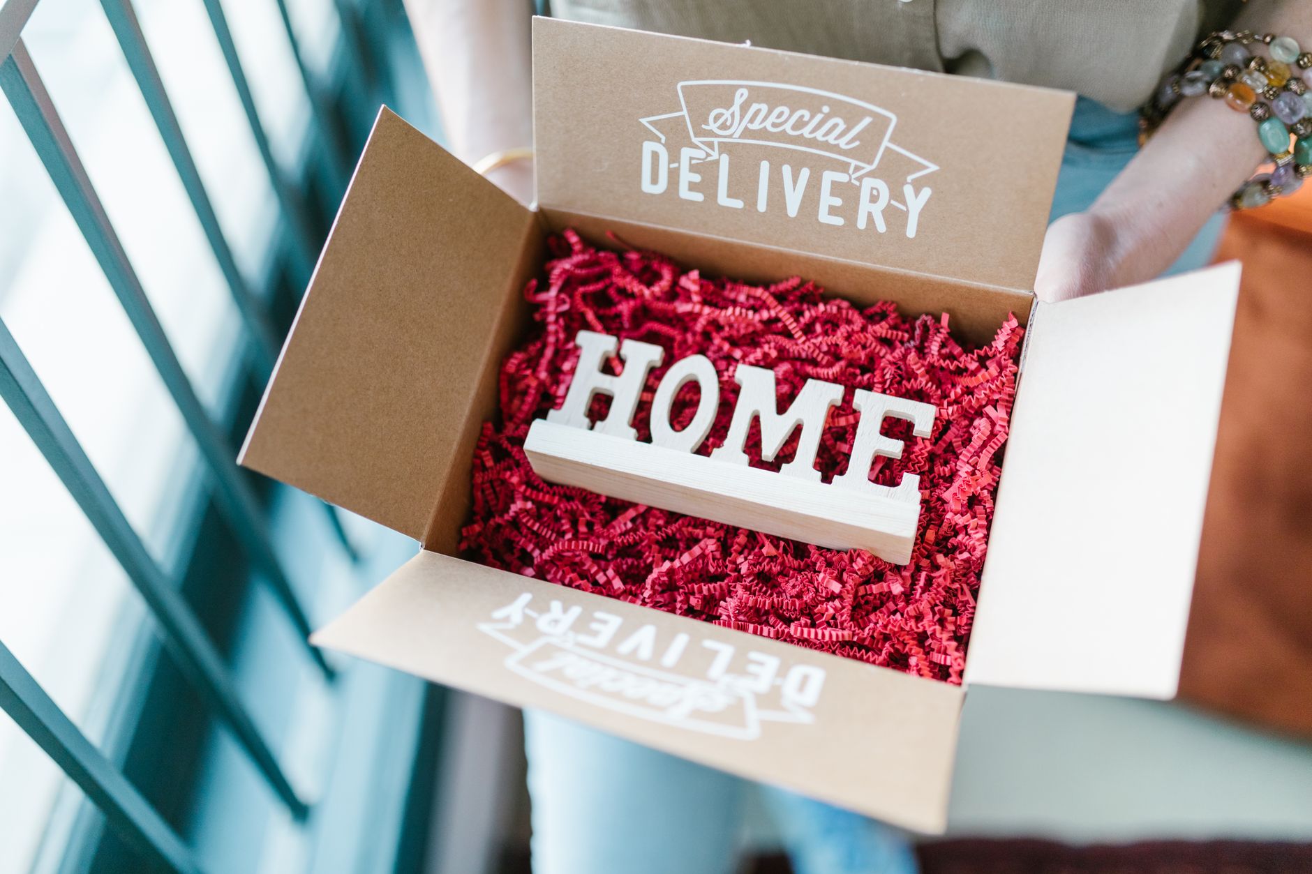 How to Choose a Housewarming Gift (2026 Guide)