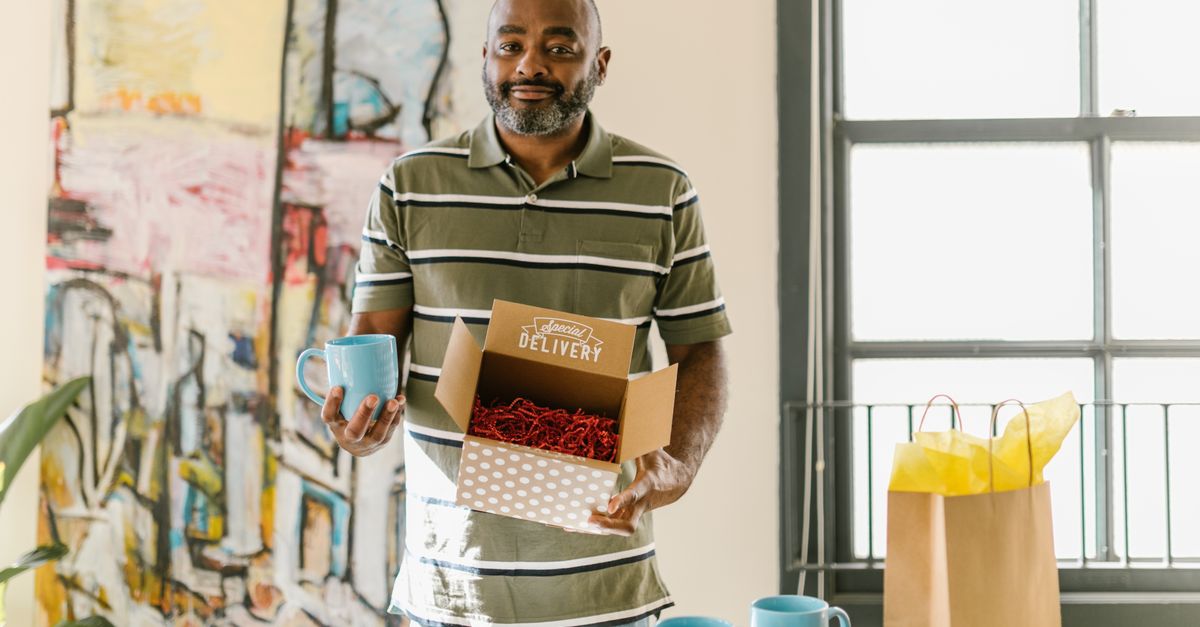 Empreendedor planejando o lançamento de uma nova linha de produtos com estratégia de marca