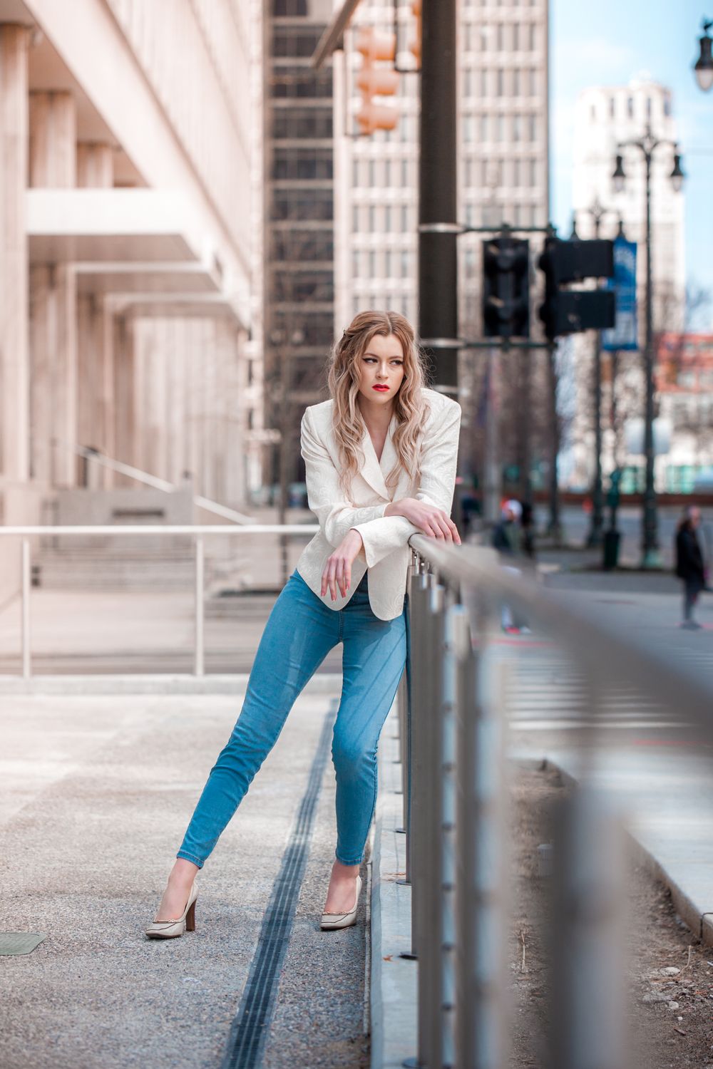 Blazer mit Jeans in der Stadt