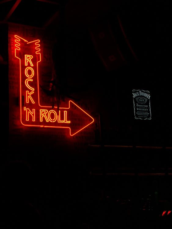 Kostenloses Foto zum Thema: bar, dunkel, neon signage, pfeil, rock 'n'  roll, vertikaler schuss