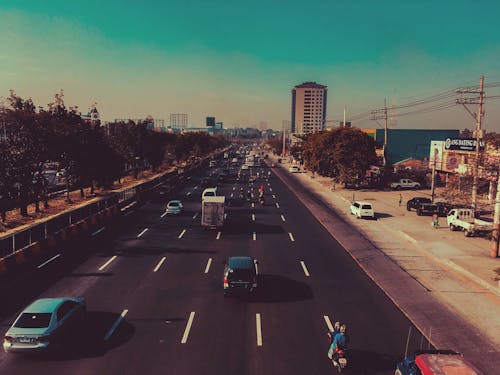 무료 풍경 사진에서 검은 콘크리트 도로의 자동차 스톡 사진