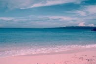 菲律宾的马来海滩宁静，天空晴朗，海浪平静