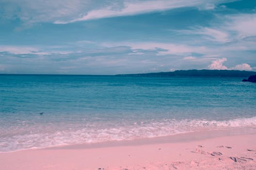 菲律宾的马来海滩宁静，天空晴朗，海浪平静