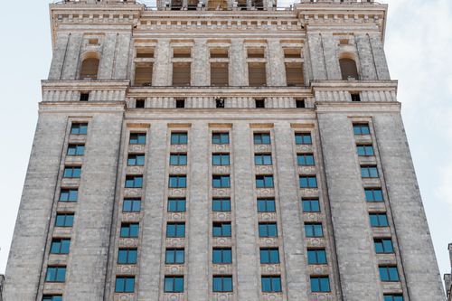 Free Upward view of a grand historic skyscraper with classical architectural details. Stock Photo