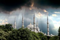 在伊斯坦布尔，蓝色清真寺上空天空明亮，阳光穿透乌云