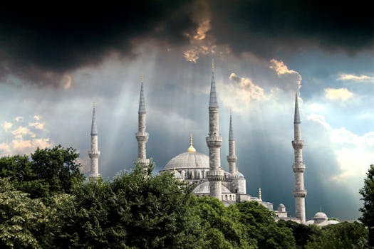 在伊斯坦布尔，蓝色清真寺上空天空明亮，阳光穿透乌云