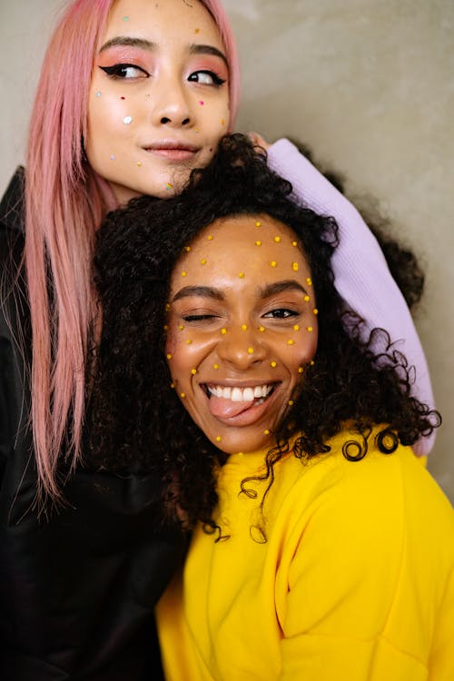 De franc Foto d'estoc gratuïta de asiàtica, brillantor maquillatge, dona de raça negra Foto d'estoc