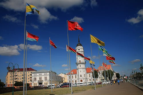 Ingyenes stockfotó autók, ég, emberek témában