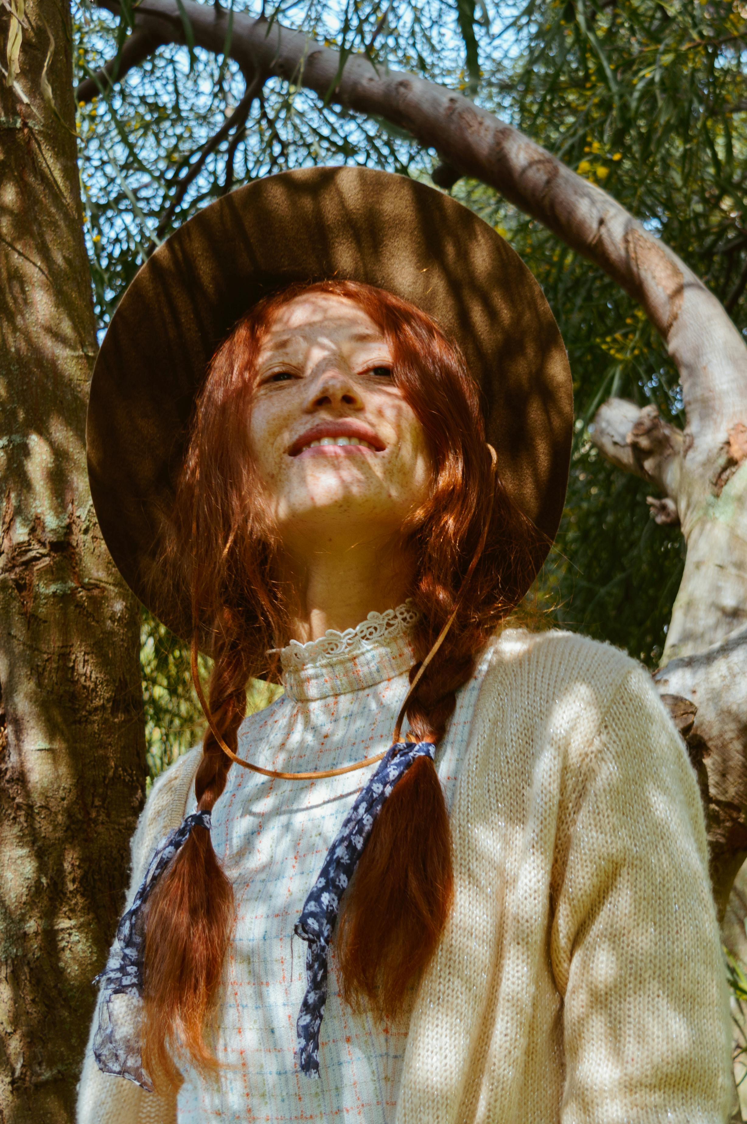 gratis Close Upfoto Van Een Vrouw Met Rood Haar En Een Bruine Hoed Stockfoto