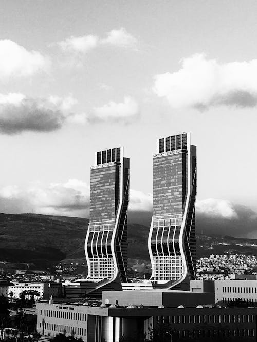 2つの高層ビルのグレースケール写真
