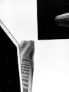 这张引人注目的黑白照片采用低角度拍摄，展现了一座现代摩天大楼与几何结构的对比