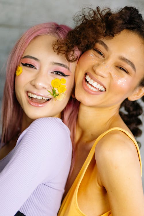 Kostenloses Stock Foto zu afroamerikaner-frau, asiatische frau, blumen