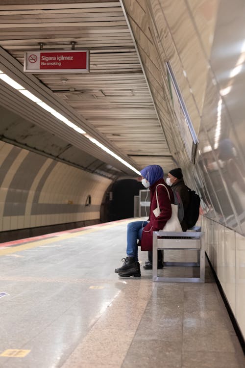 地鐵, 地鐵月臺, 坐下 的 免費圖庫相片