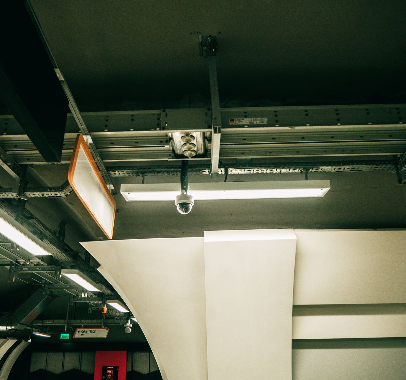 İstanbul'da güvenlik kameralı modern bir yeraltı otoparkı