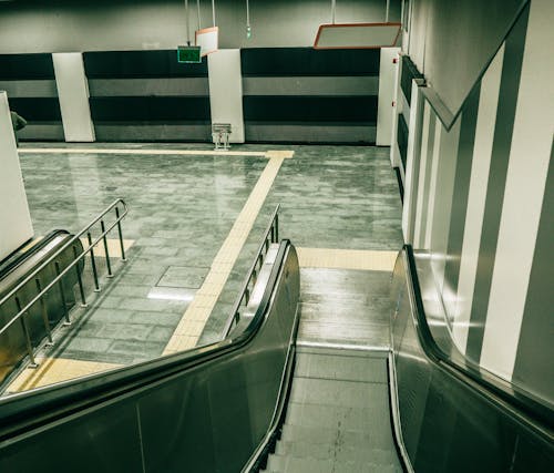 Foto stok gratis bagian dalam, kereta bawah tanah, kosong