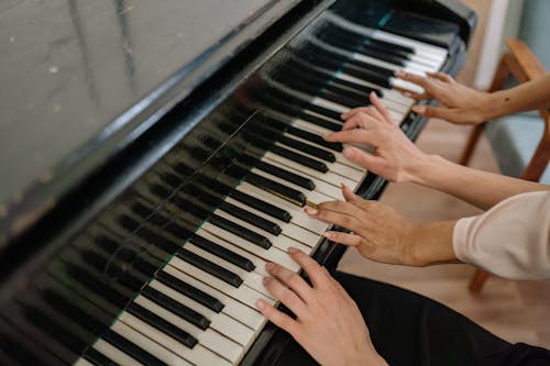 Foto stok gratis alat musik, bermain piano, merapatkan