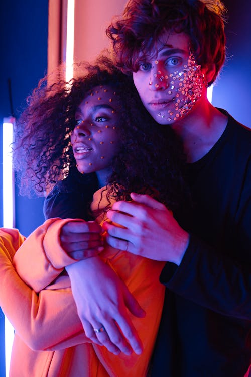 Foto profissional grátis de brilhando, cabelos cacheados, casal interracial