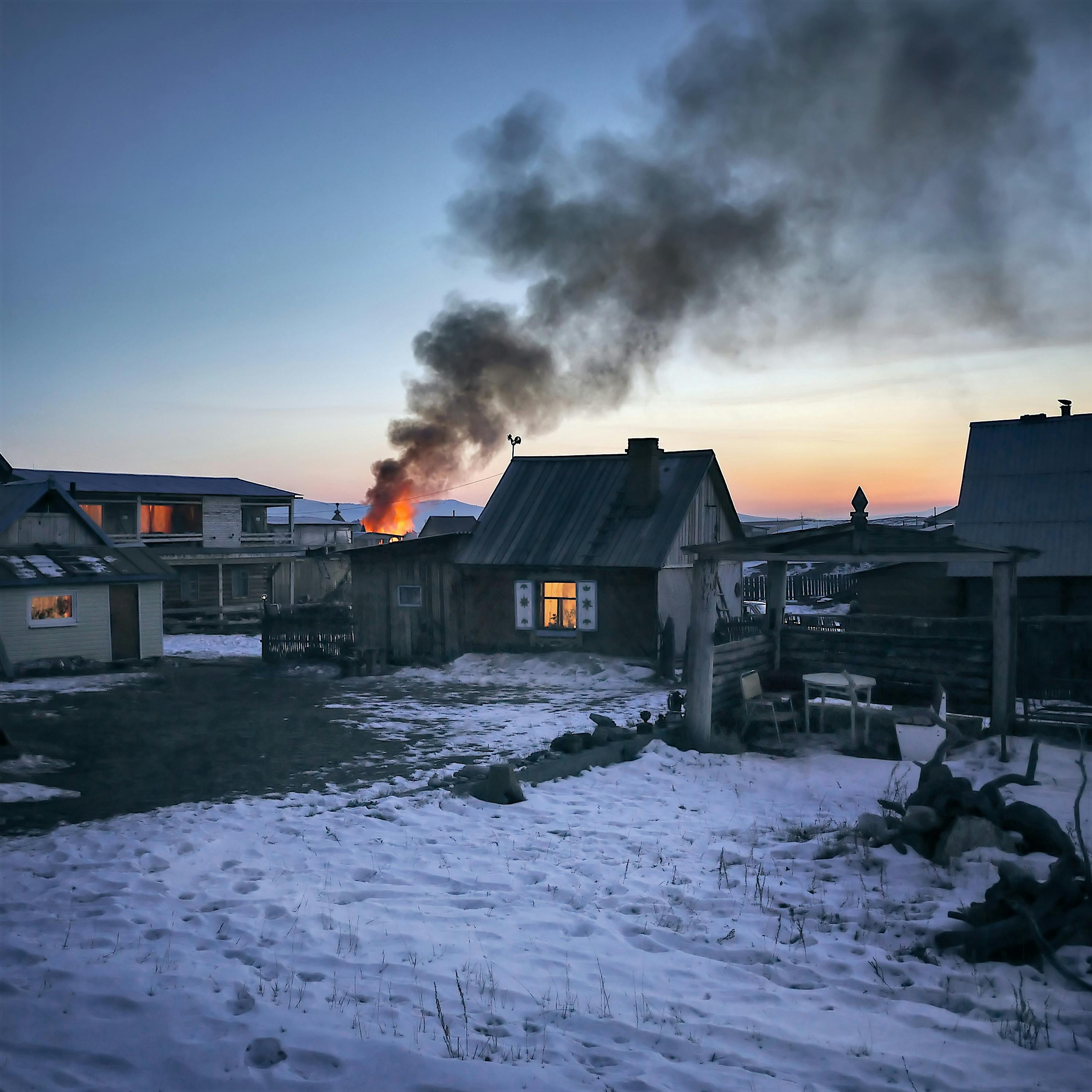 An old wooden house is burning. | Photo: Pexels