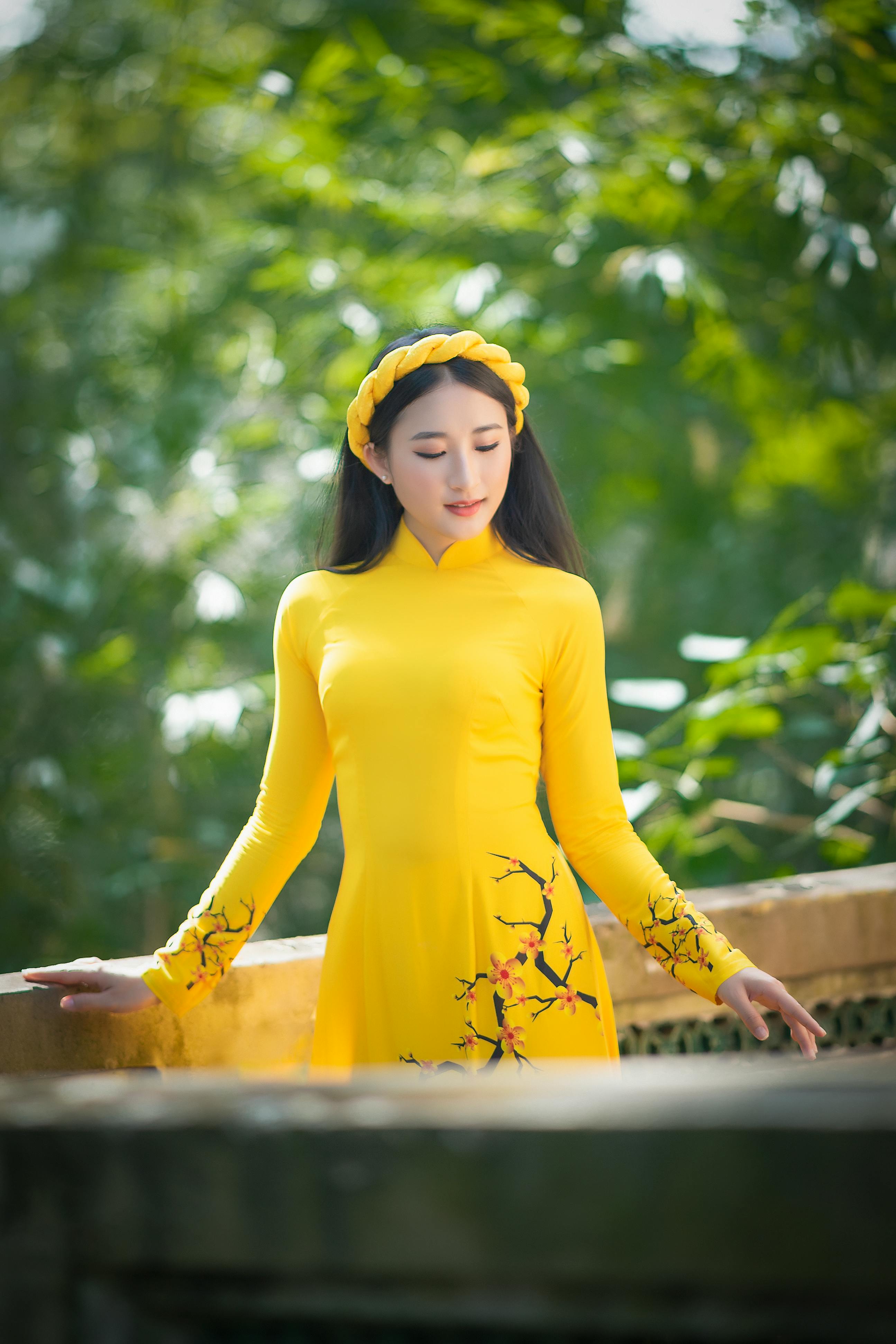 Share more than 149 yellow dress girl images best - seven.edu.vn