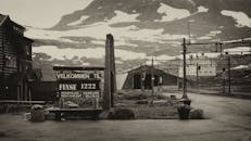 这张黑白照片拍摄于芬塞火车站，背景是雪山