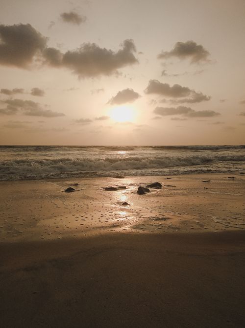 Free Golden sunset at the scenic Malpe Beach in India, capturing the tranquil waves and sandy shore. Stock Photo