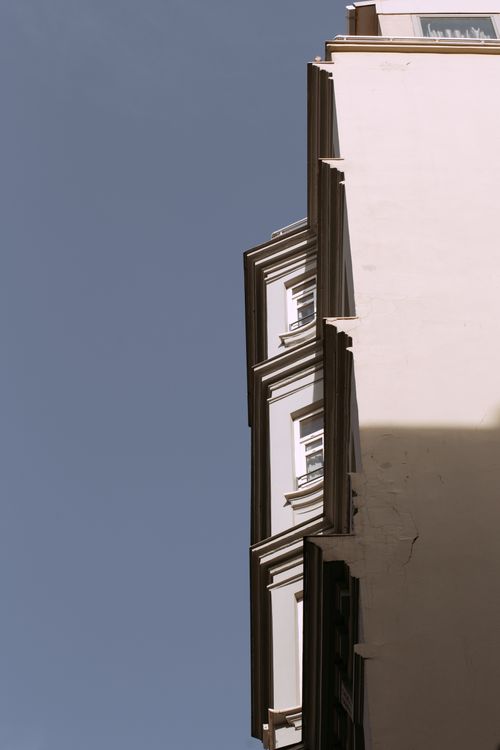 Free A vertical shot of a historical building facade against a clear blue sky in Istanbul, Turkey. Stock Photo