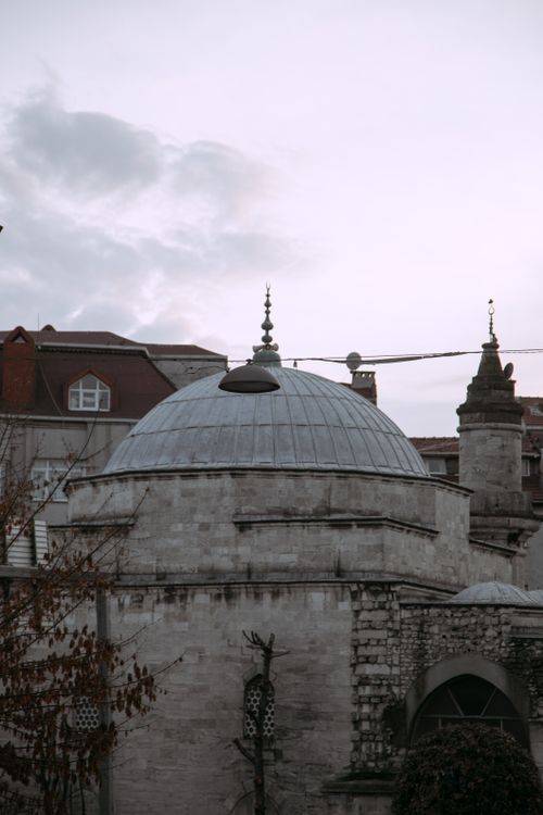 Free Beautiful dome of a historic mosque against a cloudy sky in Istanbul, Turkey, showcasing Ottoman architecture. Stock Photo