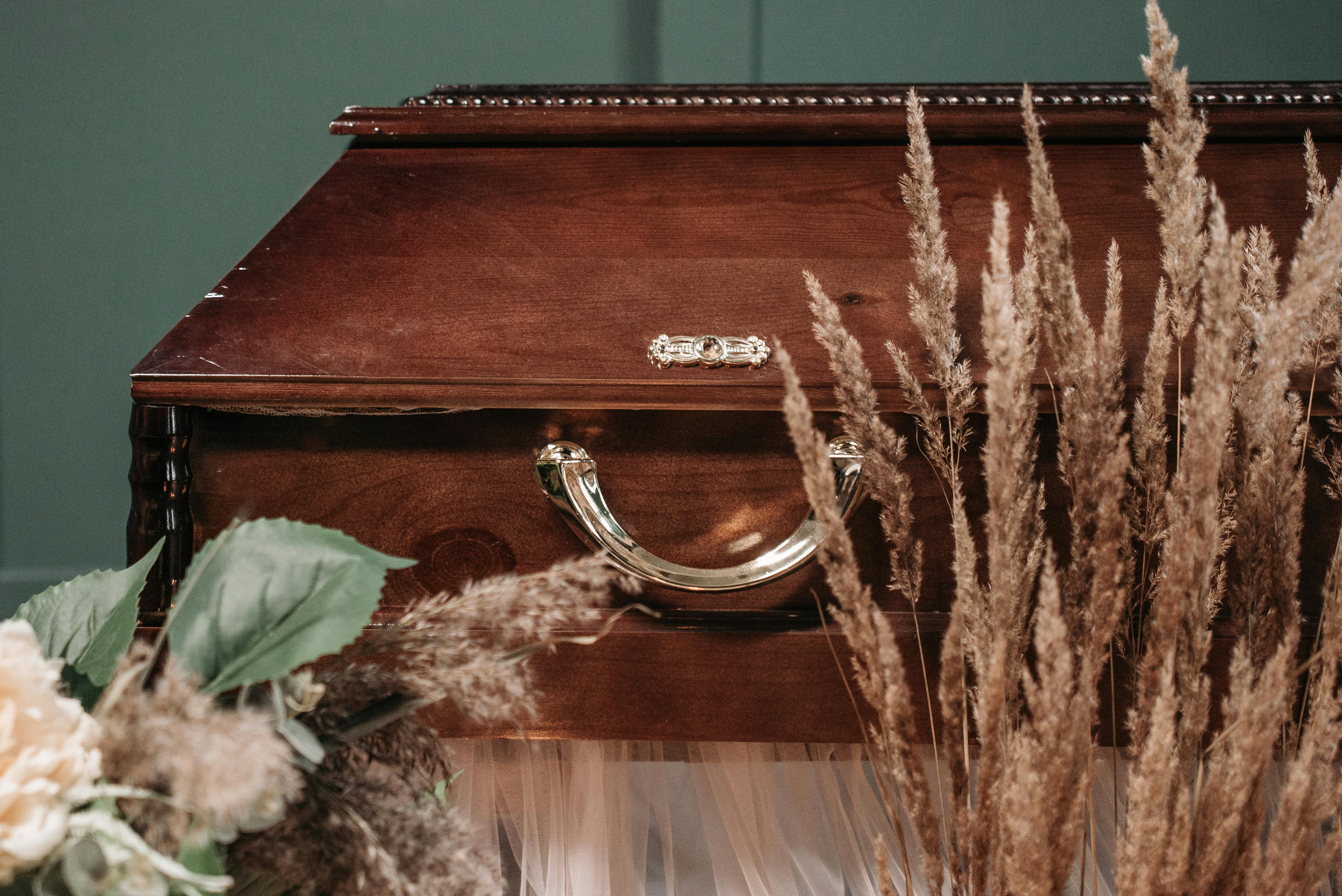 https://www.pexels.com/photo/dried-flowers-near-a-brown-wooden-coffin-7317670/