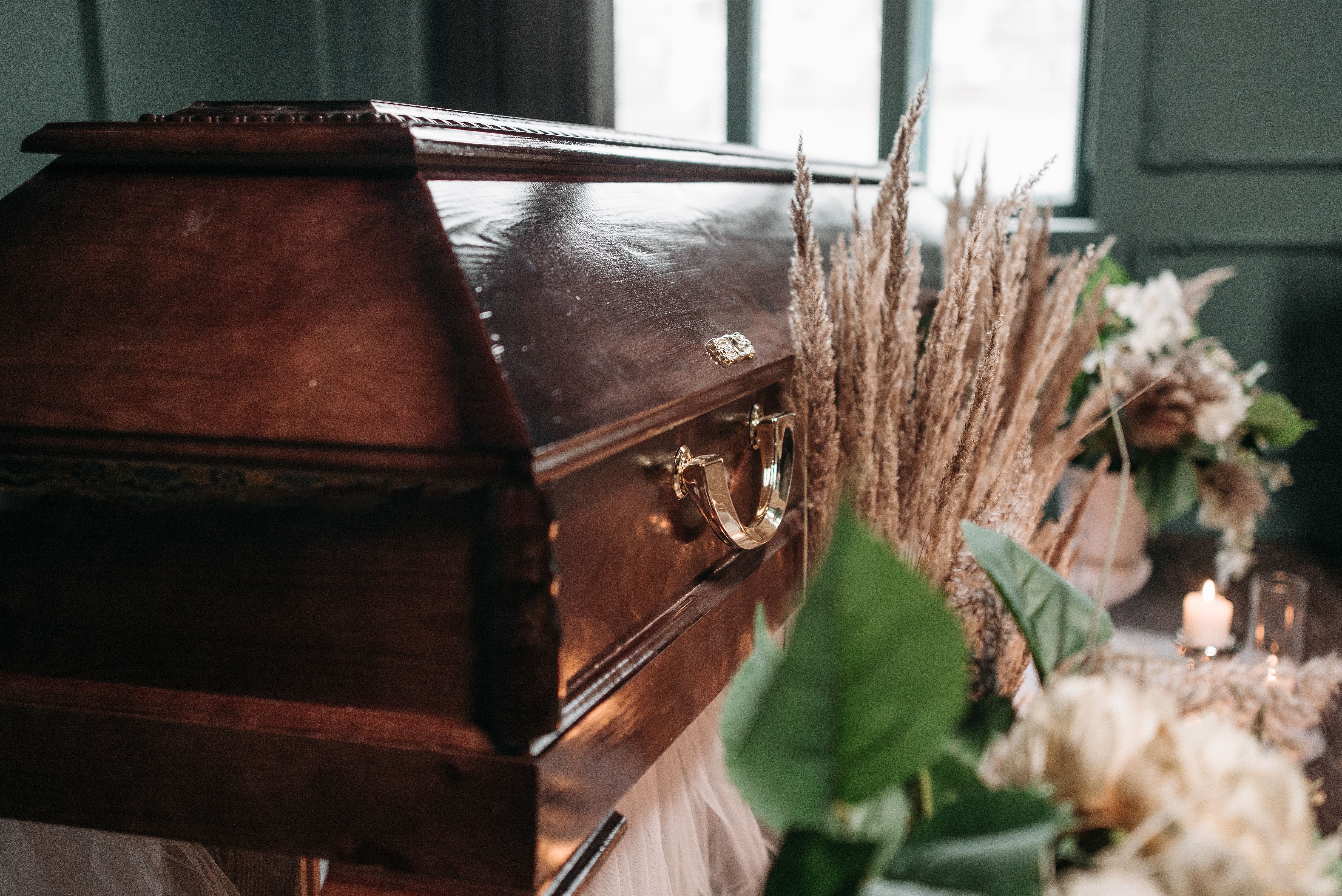 Imagem ilustrativa de urna funerária em madeira em ambiente cerimonial