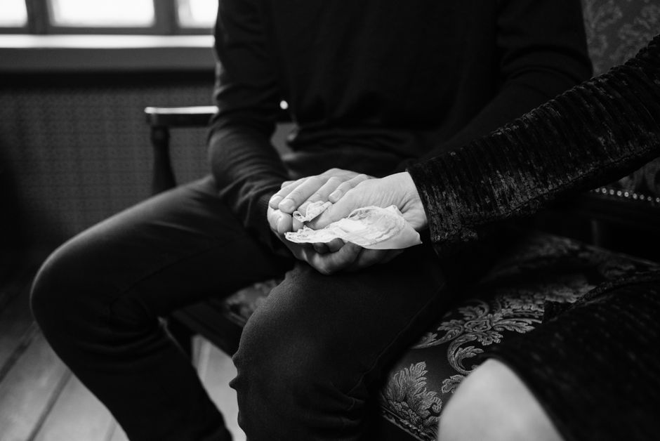 白黒で捉えられた感動的な快適な瞬間、手がつながっています。