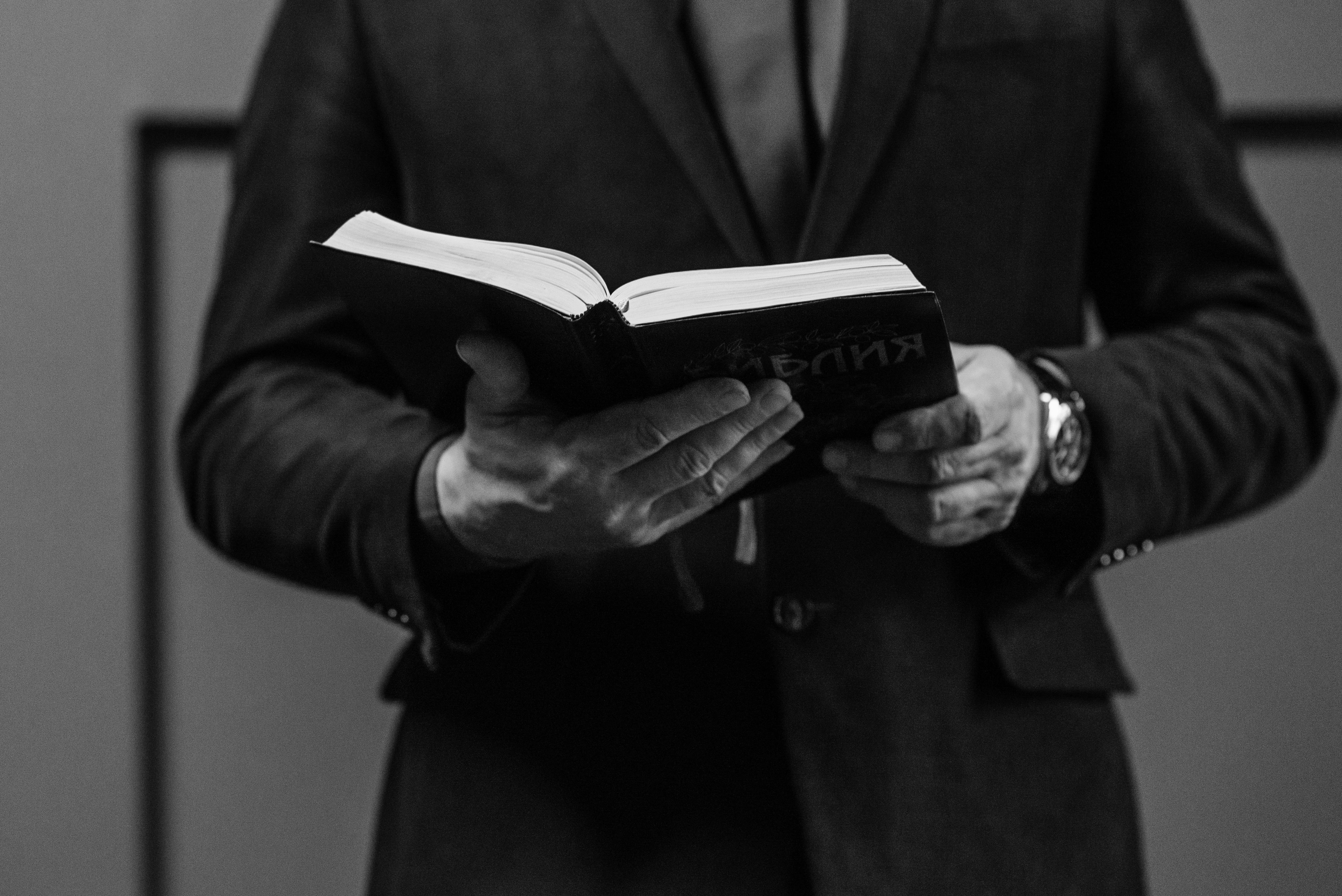 Foto de stock gratuita sobre biblia, fotos en blanco y negro, chaqueta de  traje, fotografía en escala de grises, libro, fotos de manos