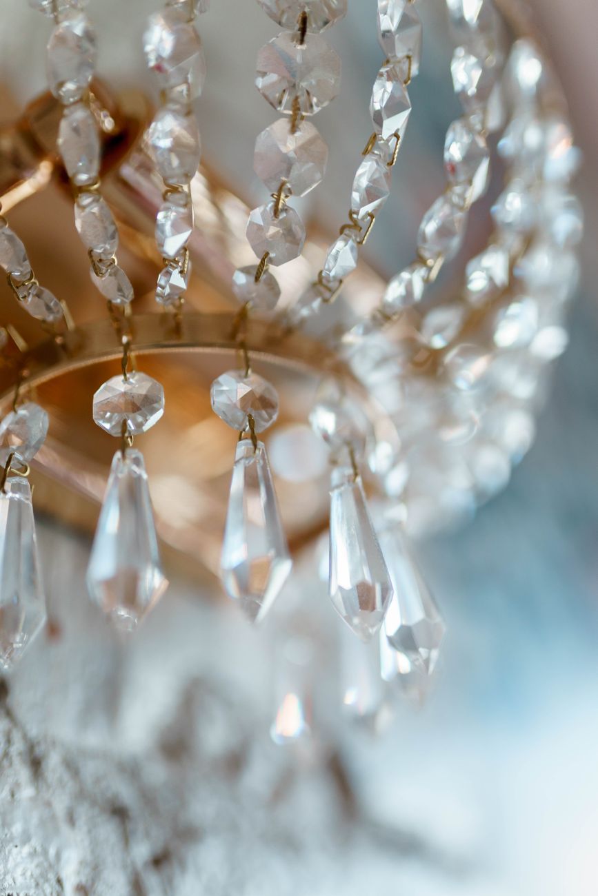 Detail kristal chandelier yang tampak berkilau setelah dibersihkan