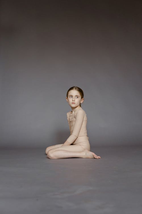 Gratis lagerfoto af ballerina, barn, grå baggrund