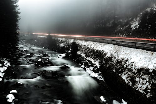 Bezpłatne Zdjęcie Poklatkowe Rzeki Obok Autostrady Podczas Pochmurnej Pogody Zdjęcie z galerii
